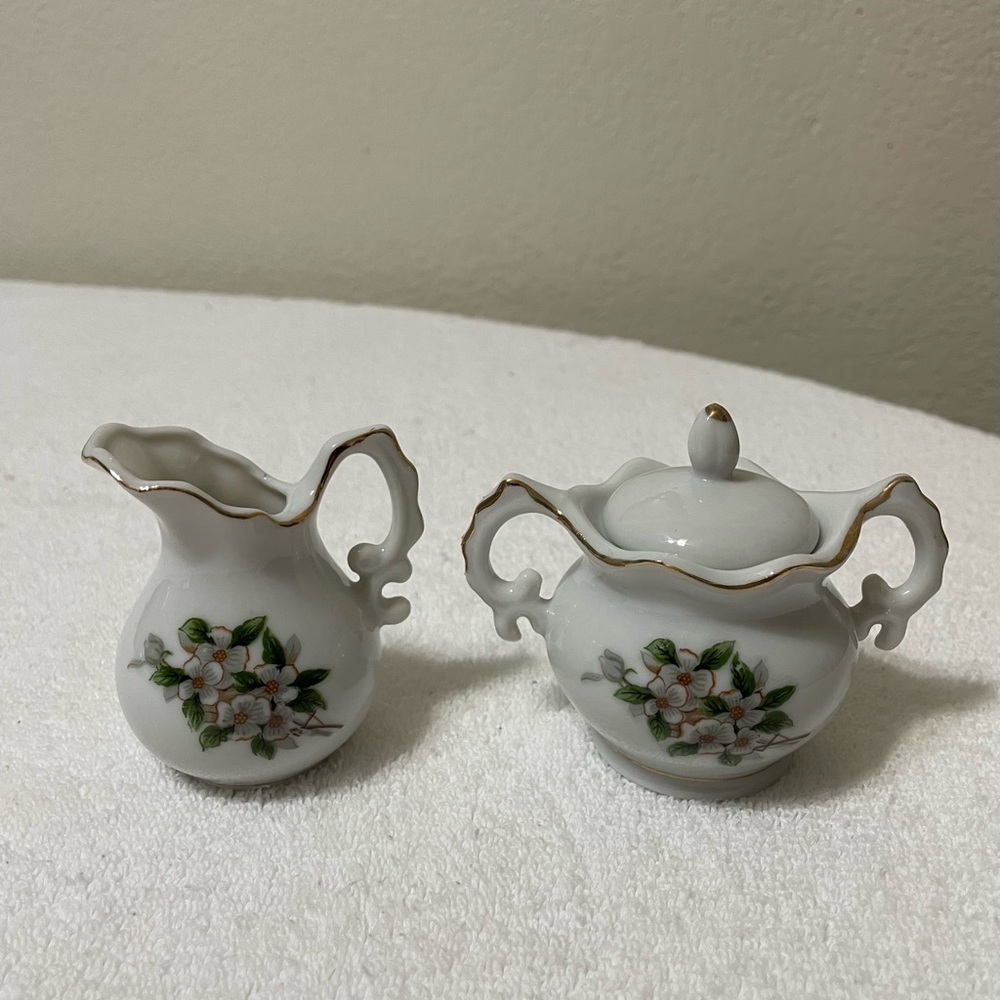 Petite sugar bowl and jar